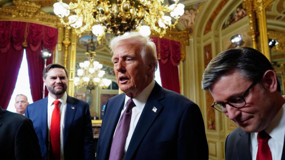 Trump pone fecha al alza de aranceles a México y Canadá