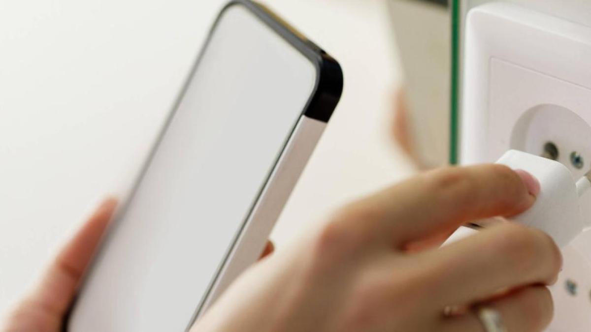 Cover image for ¿Qué conectar primero, el celular o el cargador? Esto indican especialistas