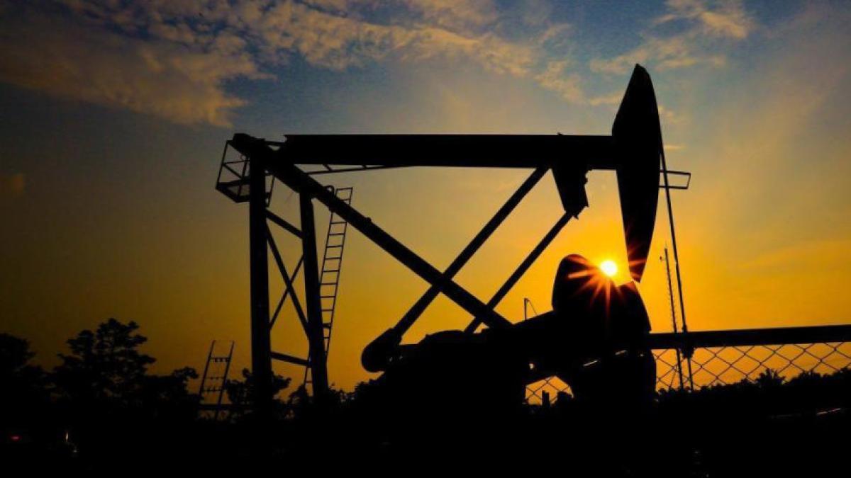 El petróleo sube con fuerza tras ataques a infraestructuras