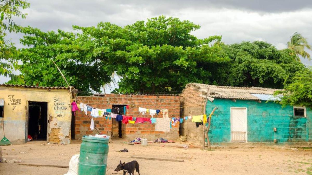 Fewer poor people in Colombia, but with the same deficiencies: how poverty intensity remains today