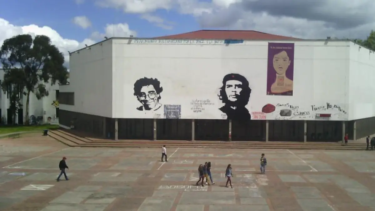 Universidad Nacional (@UNALOficial) declara alerta naranja por amenaza de bomba en sede Bogotá

Los individuos se identificaron como miembros de la Unión Clandestina Popular y del Movimiento Bolivariano Farc-EP.

Detalles ⬇️
