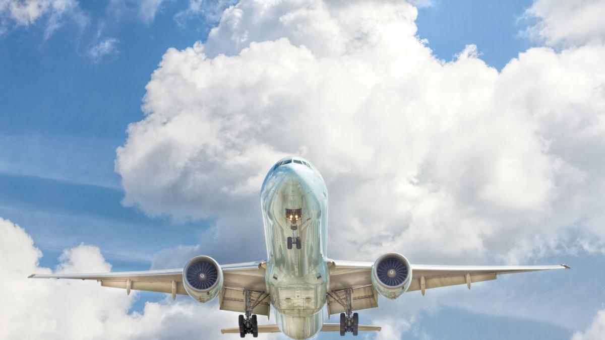 Aerolíneas advierten riesgos para la aviación en Colombia por cambios en norma para asignar despegues y aterrizajes