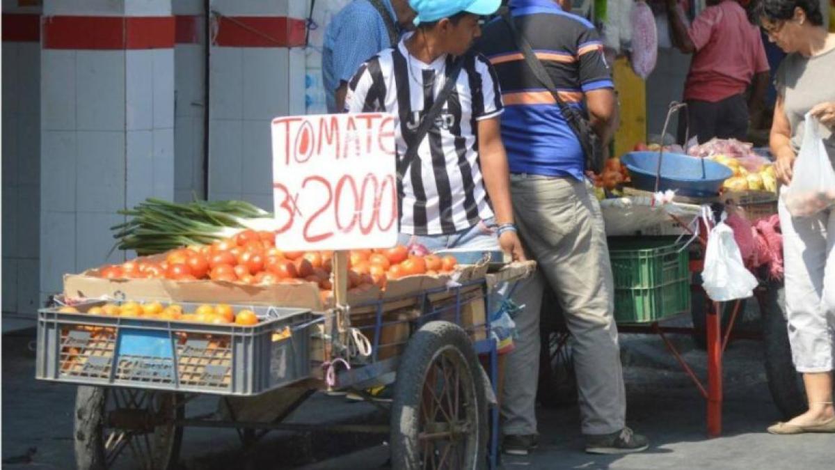 Más de la mitad de los trabajadores siguen en la informalidad pese a la mejora reciente del mercado laboral