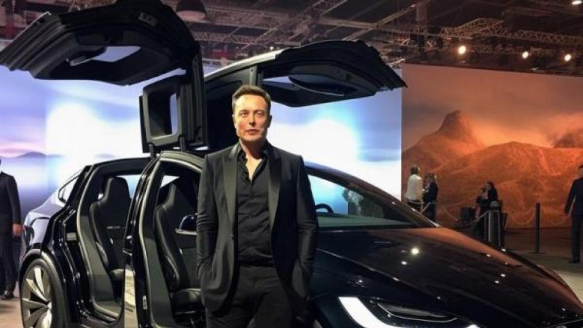 Tesla y Elon Musk reciben demanda por fraude en tecnología de sus robotaxis