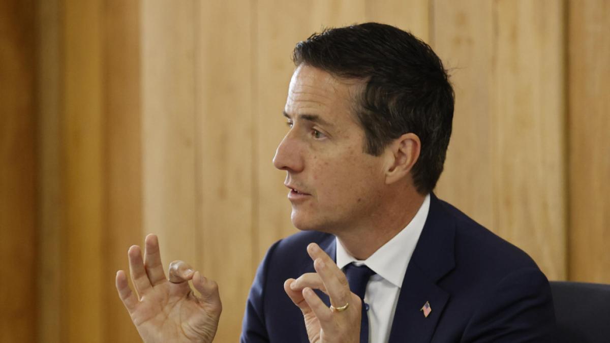 Senador estadounidense Bernie Moreno destaca organización electoral colombiana en medio de controversia