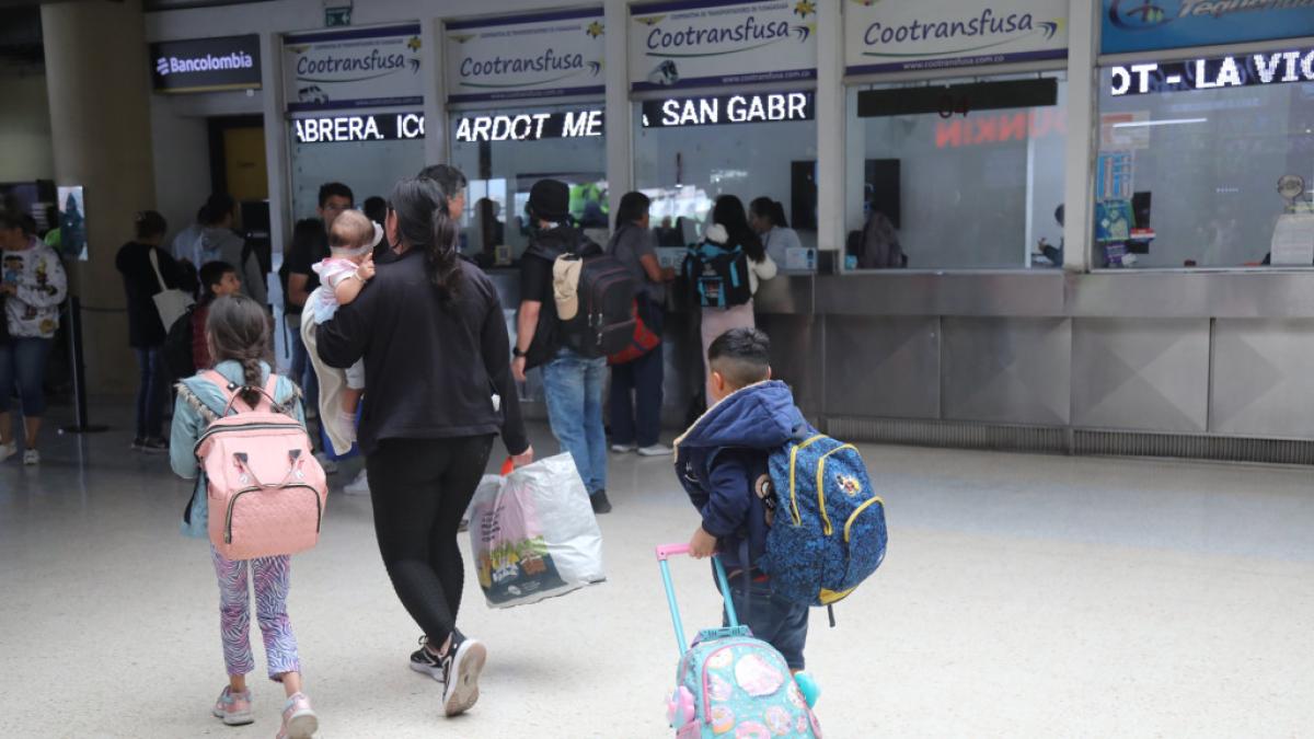 Más de 1,3 millones de pasajeros se movilizaron en el país durante el puente festivo de Todos los Santos. ✈

La Superintendencia de Transporte (@Supertransporte) intensificó los operativos de control en vías, terminales y aeropuertos.

Detalles. ⬇