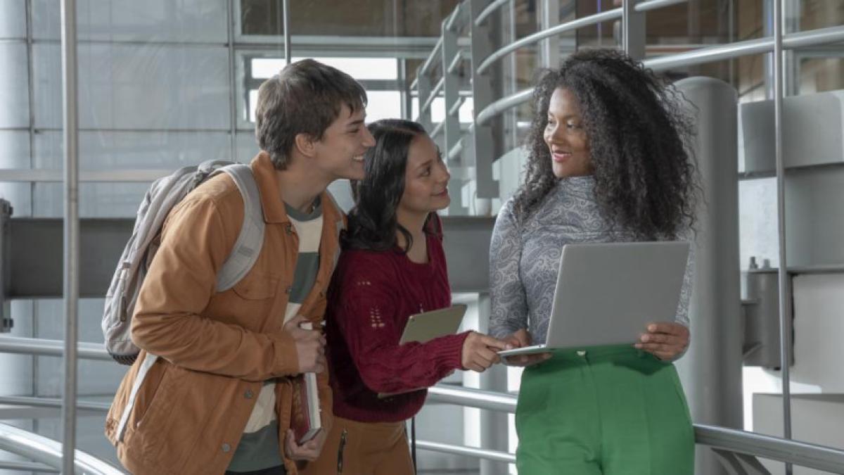 Uno de cada cuatro jóvenes en Colombia no estudia ni trabaja y el mercado laboral da señales de debilidad

Las cifras del Dane muestran una alta exclusión laboral juvenil con una marcada brecha entre hombres y mujeres.

Lea la nota completa  aquí