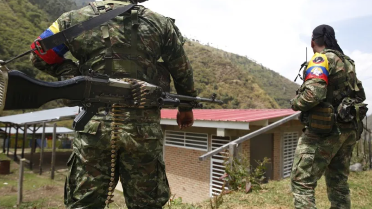 Revelan audios de jefe de las disidencias de las Farc que habla de Iván Cepeda y amenazas en Guaviare

Alias Rogelio Benavides habla de multas, carnetización y amenazas, lo que encendió las alarmas de las autoridades.

Detalles ⬇️
