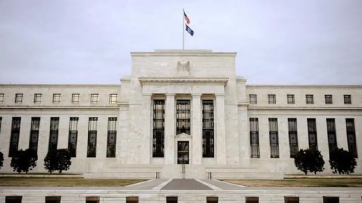 La tasa de interés de EE. UU. aumentaría si siguen interfiriendo políticamente con la Fed, asegura JP Morgan