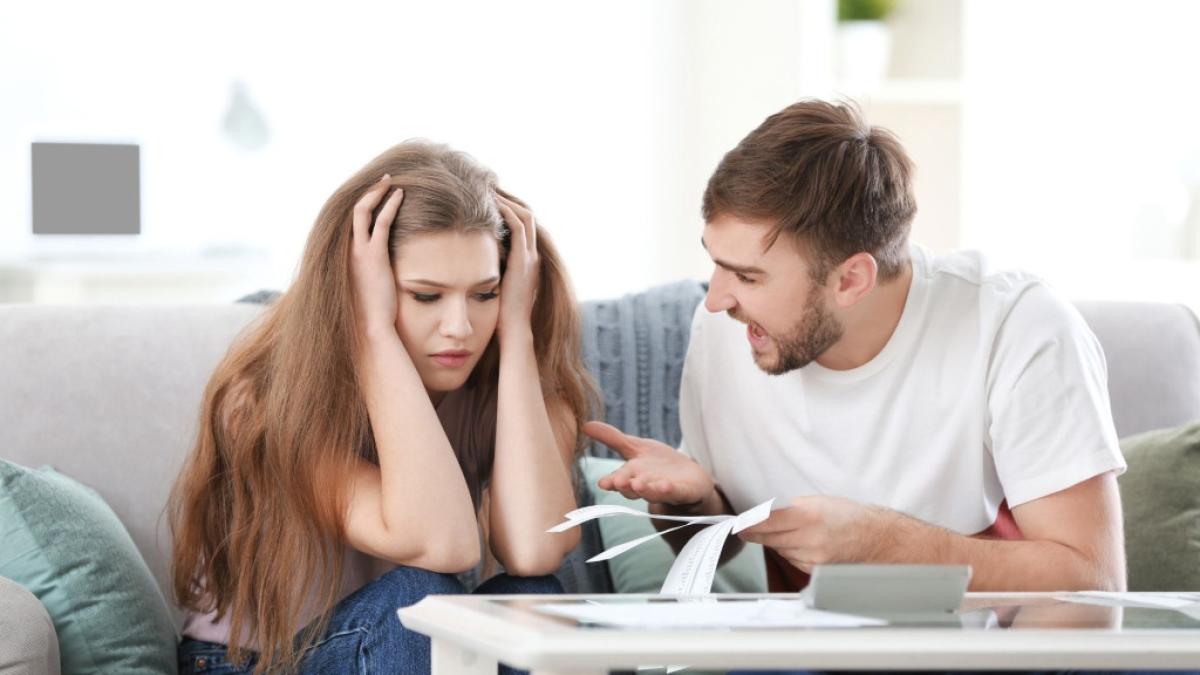 ¿Cómo manejar el dinero en pareja?: el error silencioso que rompe relaciones y pocos identifican a tiempo

Dimitri Alejo, profesor en finanzas personales, emitió unas recomendaciones en entrevista con Portafolio.

Detalles ⬇️