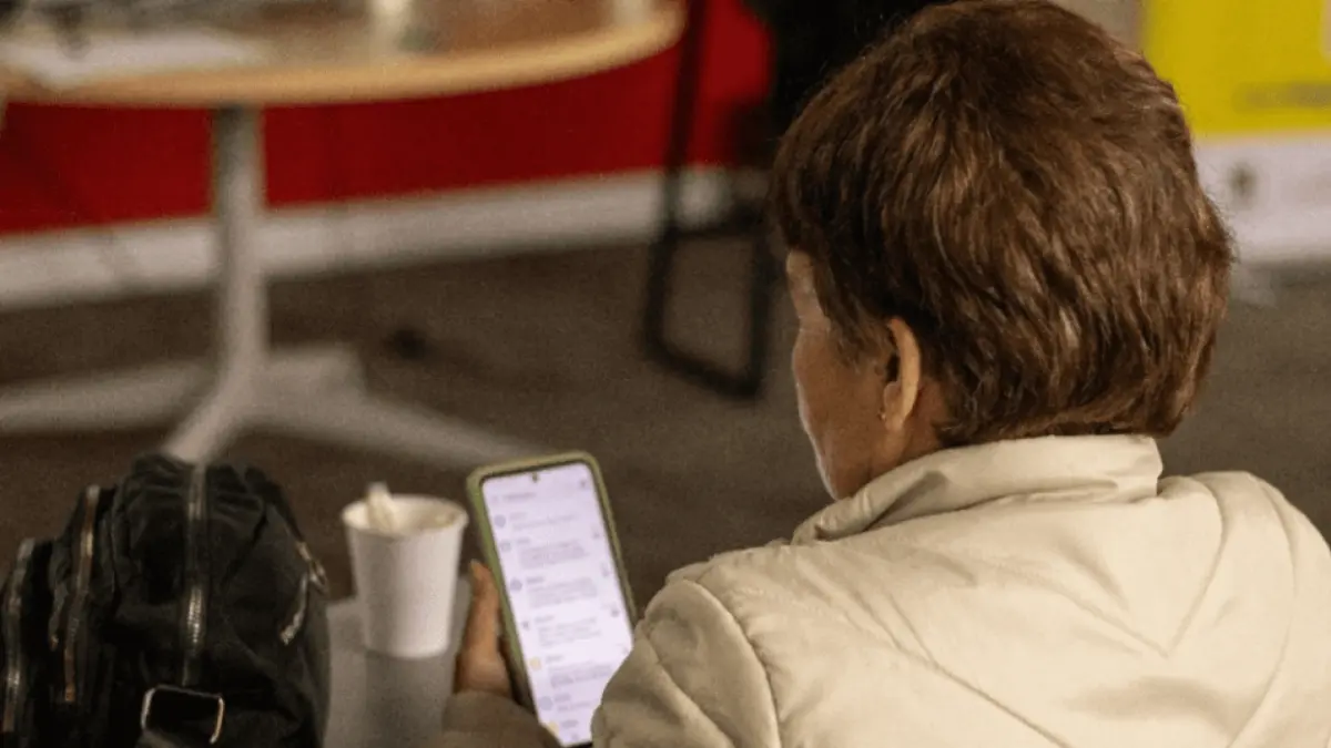 Las estafas por mensajes de texto siguen creciendo en Colombia y ahora usan inteligencia artificial

Expertos advierten que los mensajes ahora son más personalizados y difíciles de detectar entre los usuarios.

Detalles ⬇️