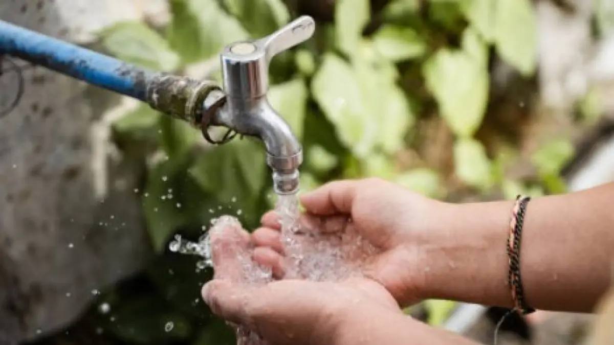 Cinco millones de colombianos siguen sin acceso a agua potable. 

Además, 12,5 millones no cuentan con alcantarillado y 8,6 millones carecen del servicio de recolección de basuras.

Detalles. ⬇