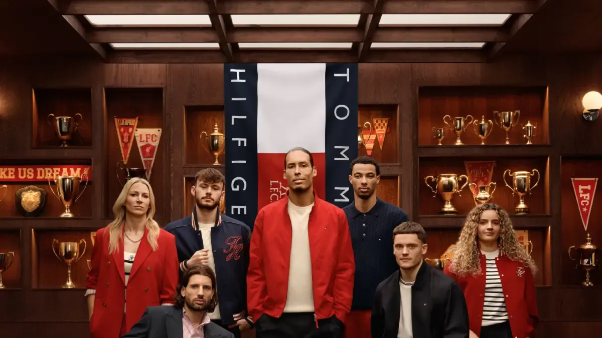 La marca de ropa Tommy Hilfiger refuerza su apuesta por el deporte y debuta en el fútbol con el Liverpool FC