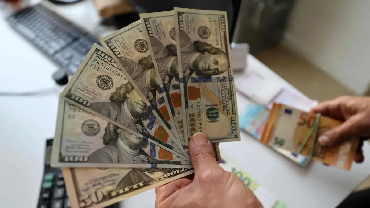 El precio del dólar en Colombia, en picada: la divisa ya se negoció a menos de 3.700 pesos