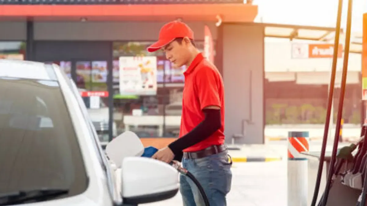 ¿Por qué el precio de la gasolina bajaría desde febrero y qué haría que volviera a subir?