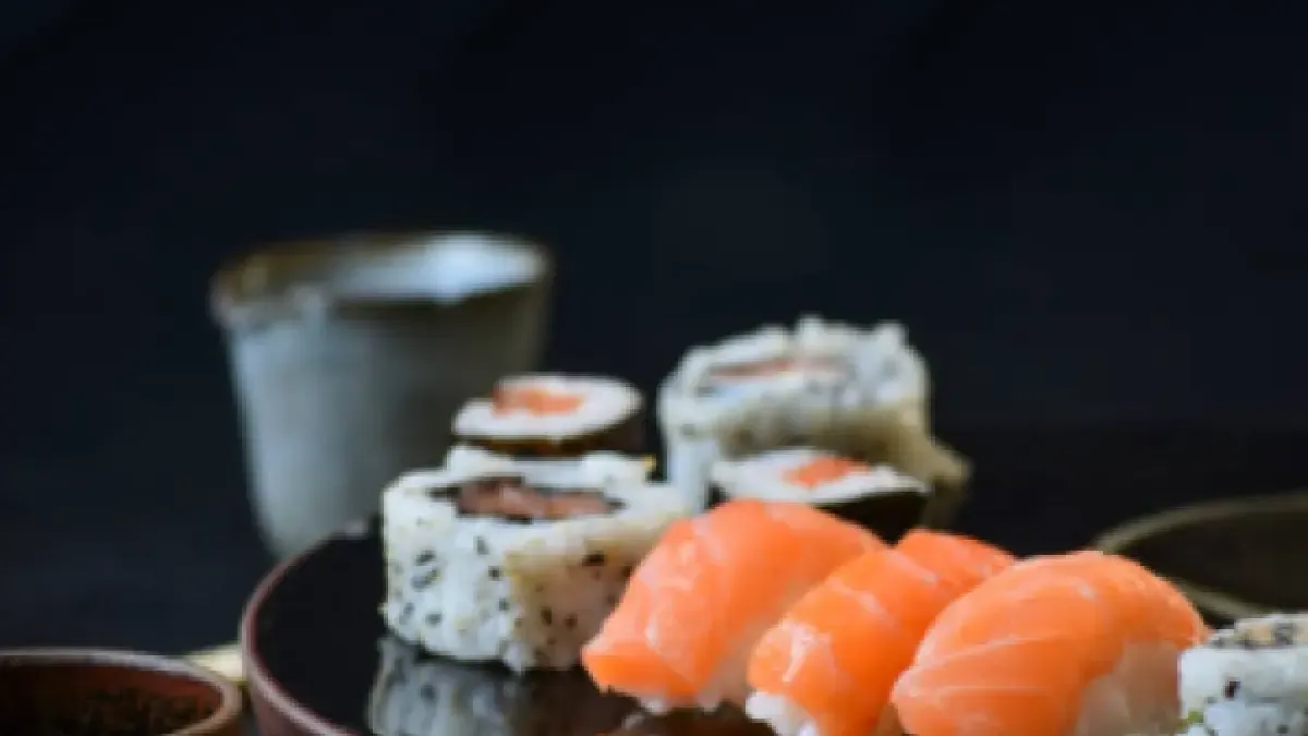 El sushi con salmón no es japonés: la historia de este plato que se creó en Noruega y conquistó Japón
