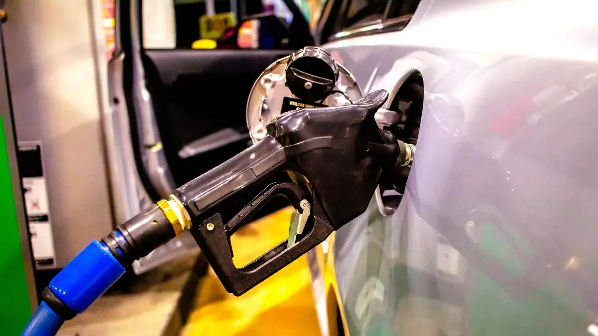 Ecuador vuelve a subir precios de los combustibles

Desde este 12 de mayo el costo de ambas referencias de combustibles del país pasó de 3,02 a 3,16 dólares por galón.

Detalles ⬇️