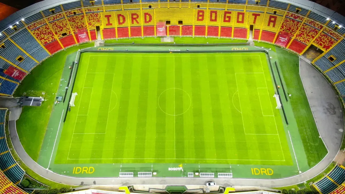 ¿Encontradas? Las versiones de Sencia y el Distrito sobre el estado de la cancha del estadio El Campín, de Bogotá