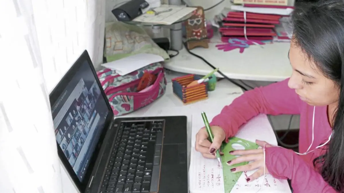 Call opens to award 100 scholarships to women in Bogotá and Soacha: learn how to apply for educational programs
