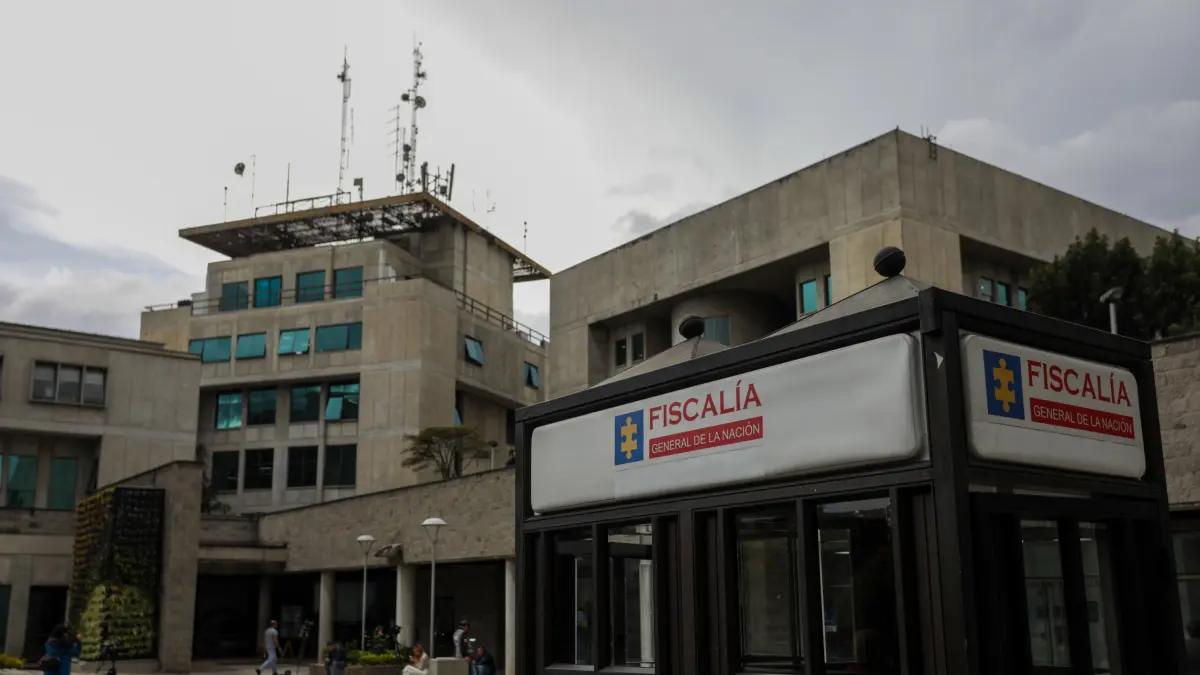 Fiscalía (@FiscaliaCol) abre investigación por denuncias de acoso sexual en Caracol TV (@CaracolTV) y traslada caso de Holman Morris a la Corte. 

El ente acusador habilitó una línea de denuncias para atender estos hechos.

Detalles. ⬇