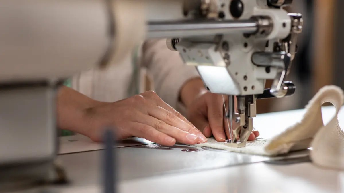 What is the 'silent tsunami' hitting the garment industry amid the advance of Chinese platforms?
