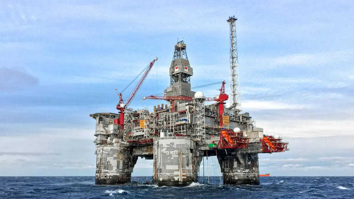 El petróleo supera la barrera de los 100 dólares: WTI y Brent se disparan