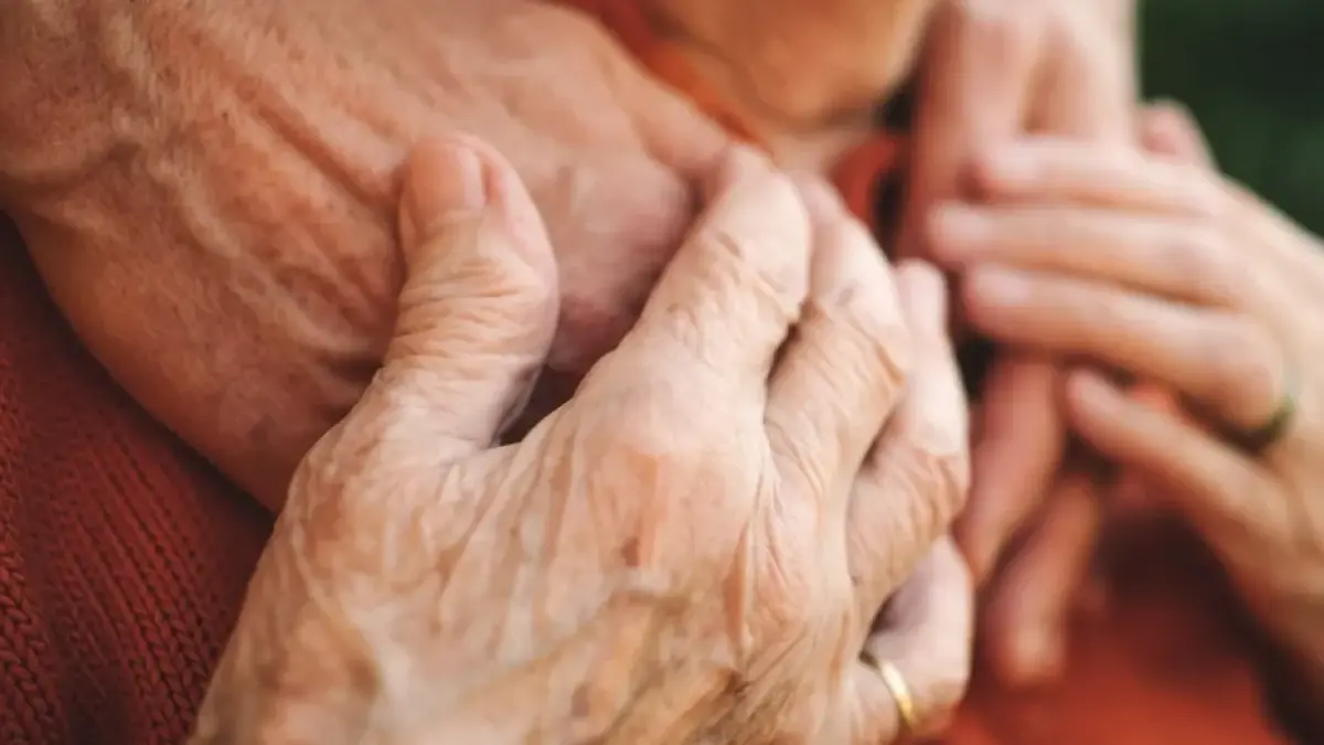 ¿A qué edad empieza la vejez en Colombia y por qué cambia según el país?

En el caso específico de Colombia, la legislación ha establecido como edad los 60 años. 

Detalles ⬇️