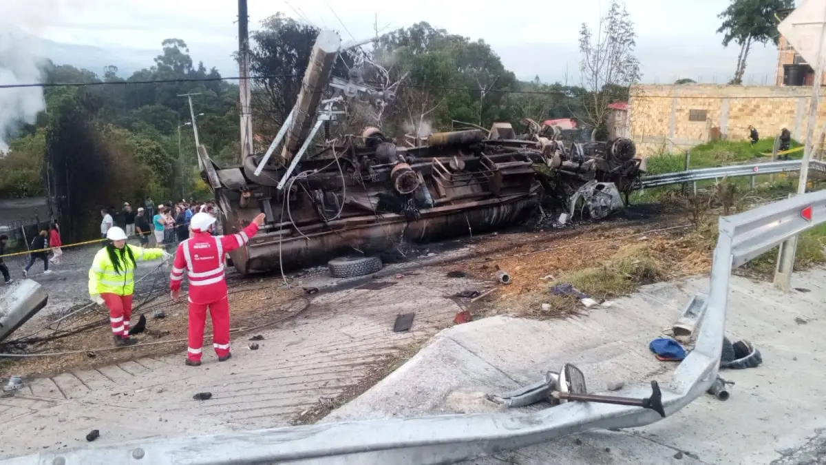 Siniestro vial en Silvania deja dos muertos, corredor Bogotá–Girardot con tráfico restringido

Bomberos, equipos de la concesión y autoridades de tránsito siguen en el lugar manejando la movilidad.

Detalles⬇️