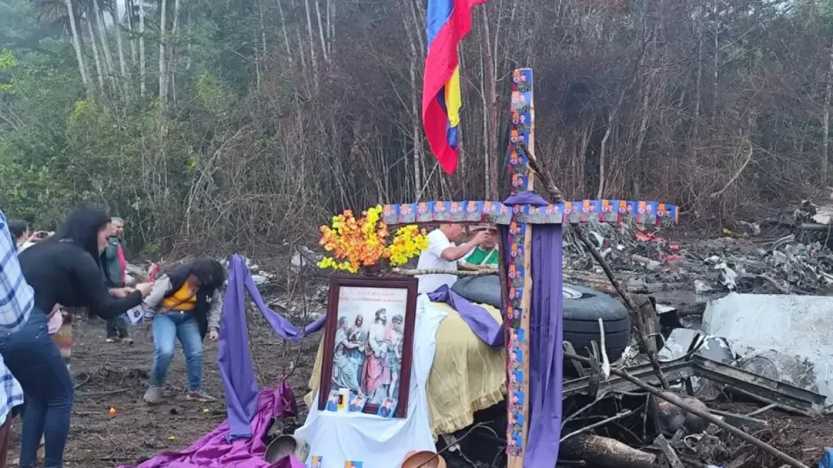 Procesión de Viernes Santo en Putumayo se realizó en el lugar del accidente del avión Hércules

Habitantes de la zona realizaron el viacrucis en el lugar del siniestro que dejó 69 uniformados fallecidos.

Detalles⬇️