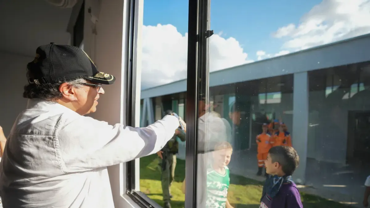 Colegio-universidad inaugurado por @petrogustavo  en El Tarra sigue cerrado por falta de agua, luz y alcantarillado

La obra representó una inversión de 8.380 millones de pesos y sigue sin funcionar. 

Detalles⬇️