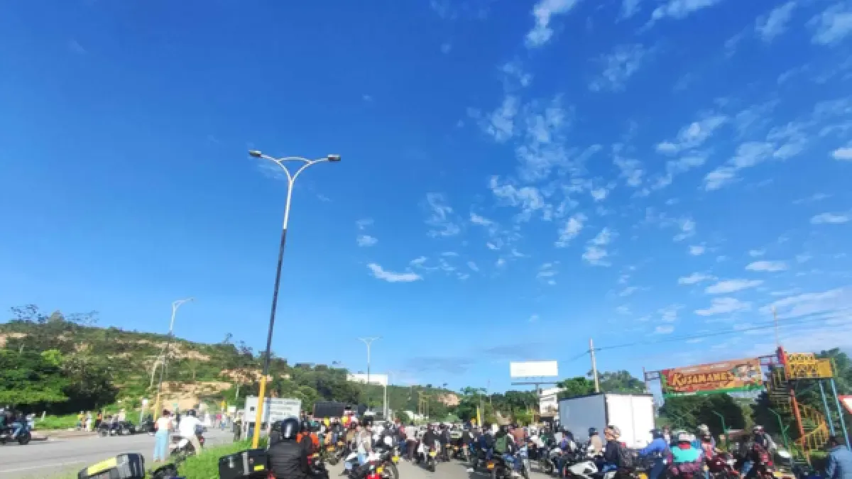 Bloqueos elevan pérdidas en Santander a $120.000 millones diarios y afectan comercio, turismo y logística

Fenalco advierte impacto crítico en Bucaramanga, con retrasos logísticos, caída en ventas y crisis en transporte

Detalles⬇️