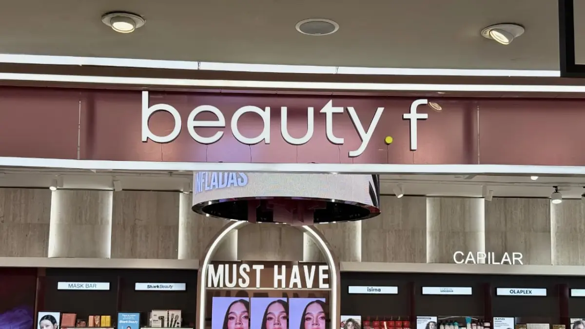 Beauty F: la nueva jugada de Falabella (@falabella) para conquistar el creciente mercado de cosmética en Colombia

La compañía inicia en Bogotá la expansión de su nuevo formato de belleza.

Detalles ⬇️