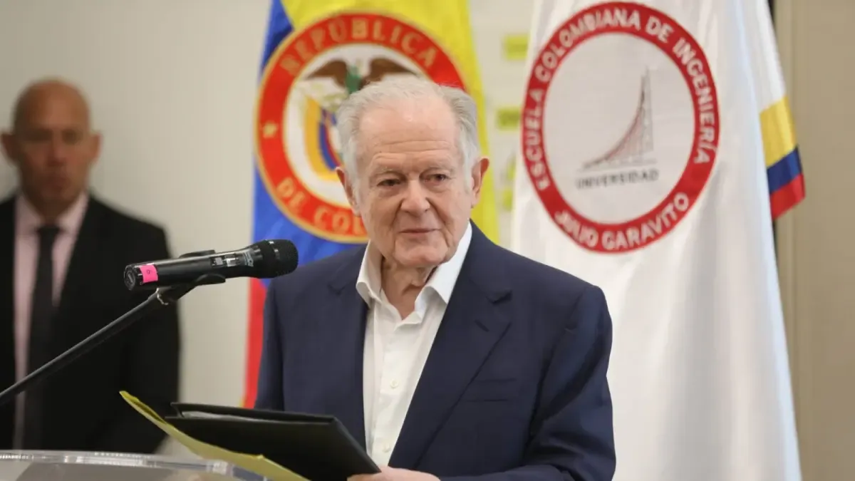 Luis Carlos Sarmiento Angulo les pide a los candidatos presidenciales planes para desarrollar la altillanura

Fundador del Grupo Aval (@grupoaval) dijo que esa región comprende 53 millones de hectáreas útiles para producción de alimentos.

Detalles ⬇️