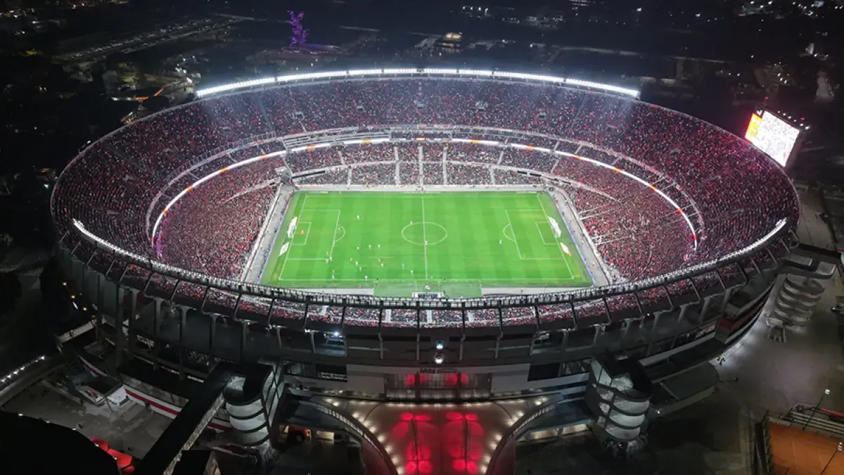 Cómo pasar una noche en el estadio Más Monumental, de River Plate, con Gonzalo Montiel como anfitrión