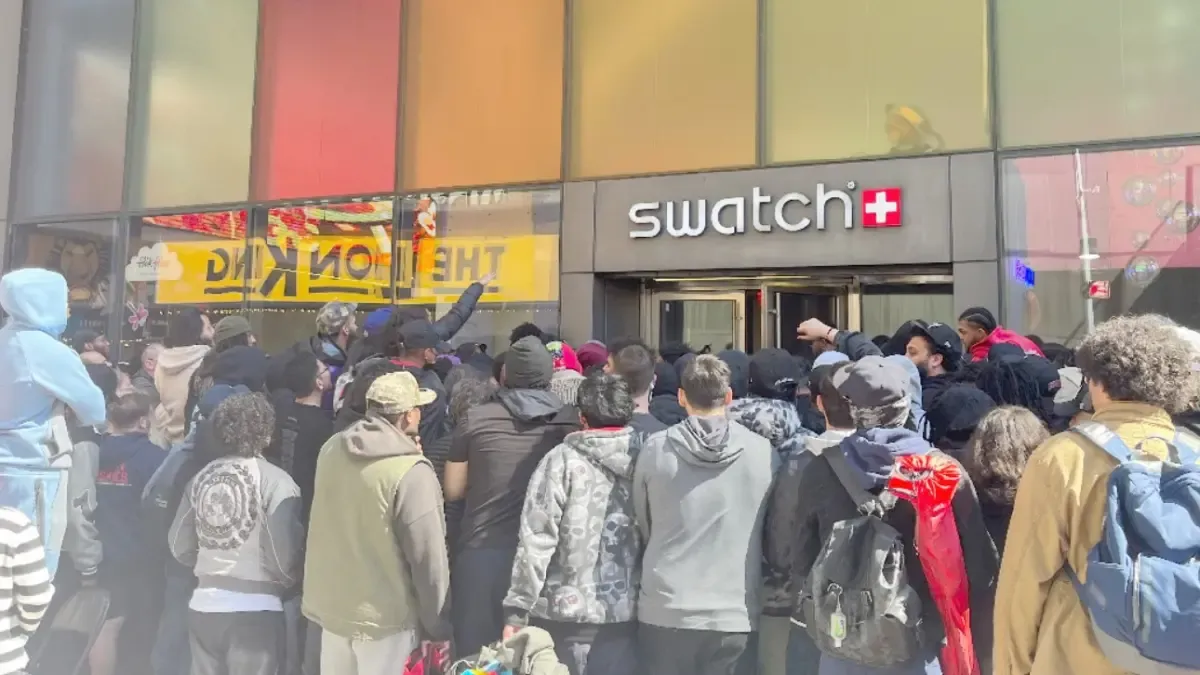 Long lines and public disorder: this was the launch of the new Swatch watch