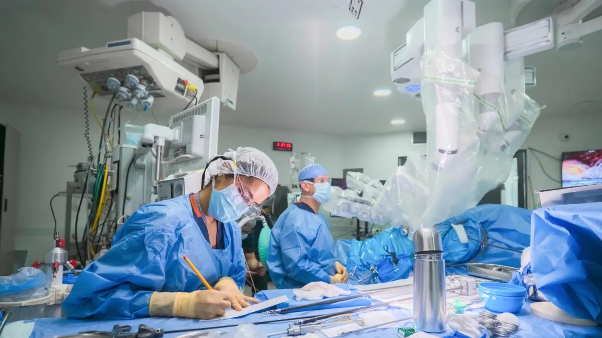 Así fue el primer trasplante de riñón con asistencia robótica que transforma la cirugía en Colombia