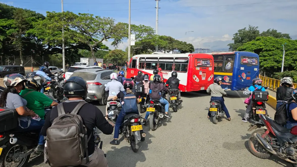 Paro de transportadores genera caos de movilidad en Cali: vía al aeropuerto está entre las afectadas