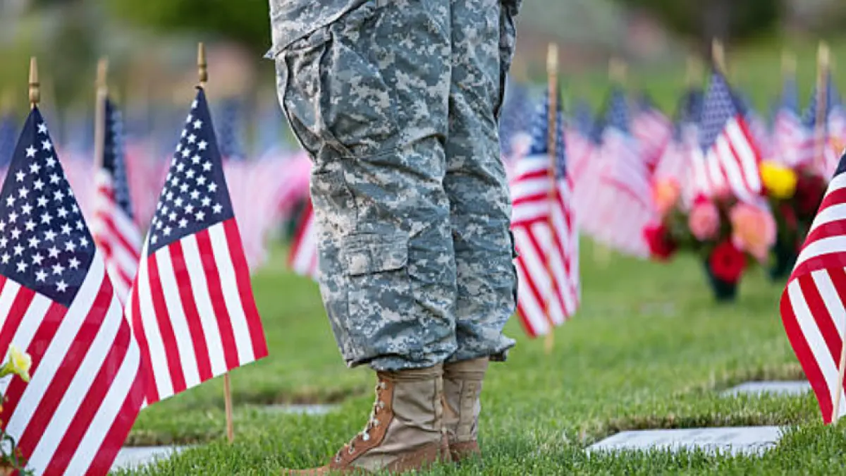 Memorial Day: Estados Unidos honra a sus caídos con ceremonias y homenajes en todo el país

Veteranos, familias y autoridades recuerdan a quienes murieron sirviendo a la nación estadounidense.

Detalles ⬇️