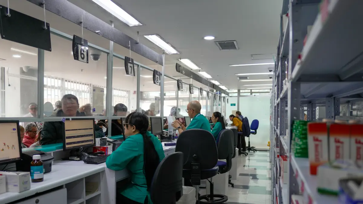 EPS Famisanar activa plan para mejorar entrega de medicamentos en Bogotá