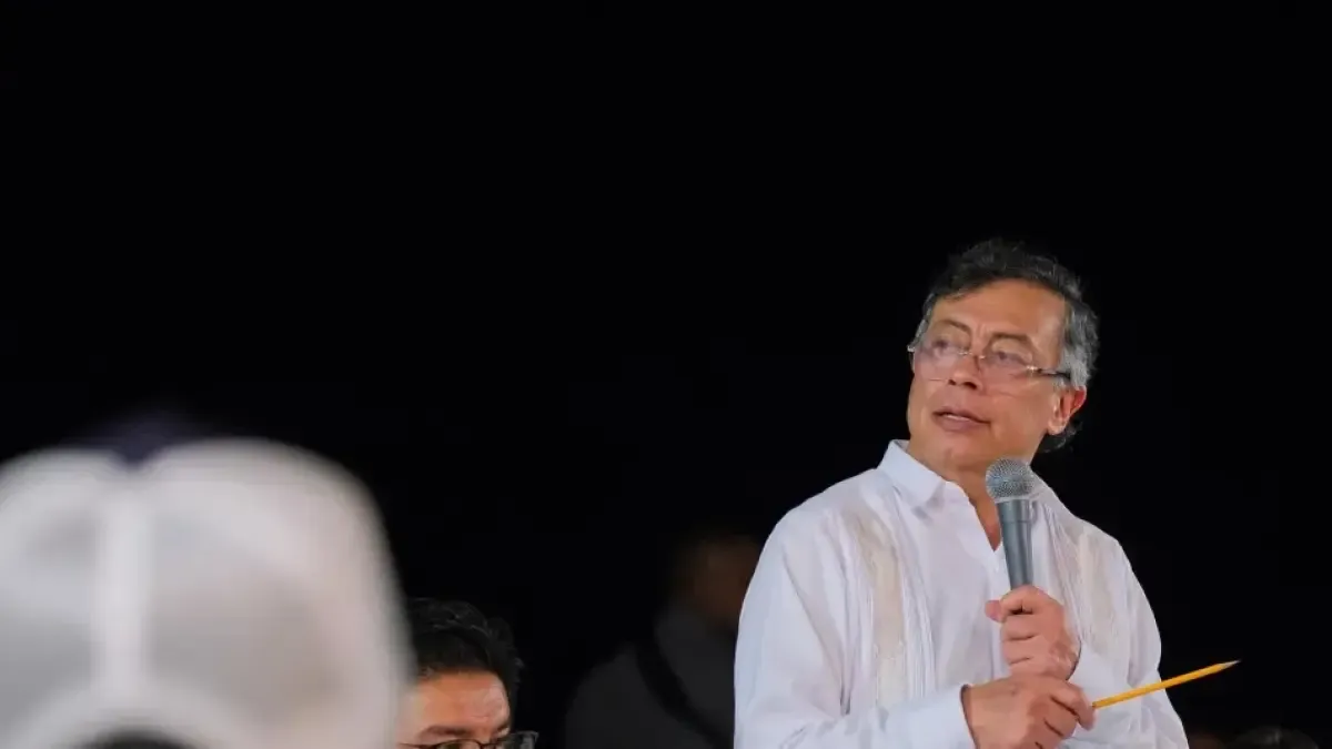 Petro (@petrogustavo) eleva el tono tras elecciones y anuncia que se pondrá 'al frente' de la campaña de Cepeda (@IvanCepedaCast) en segunda vuelta

La declaración aparece dentro de un llamado a movilizar tres millones de votos adicionales.

Detalles ⬇️