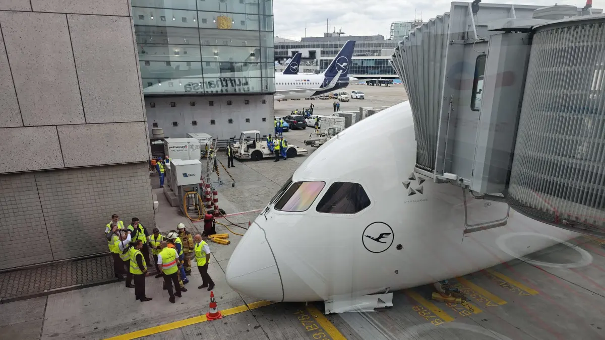 Tren de aterrizaje de un Boeing 787 de Lufthansa colapsa en aeropuerto de Frankfurt