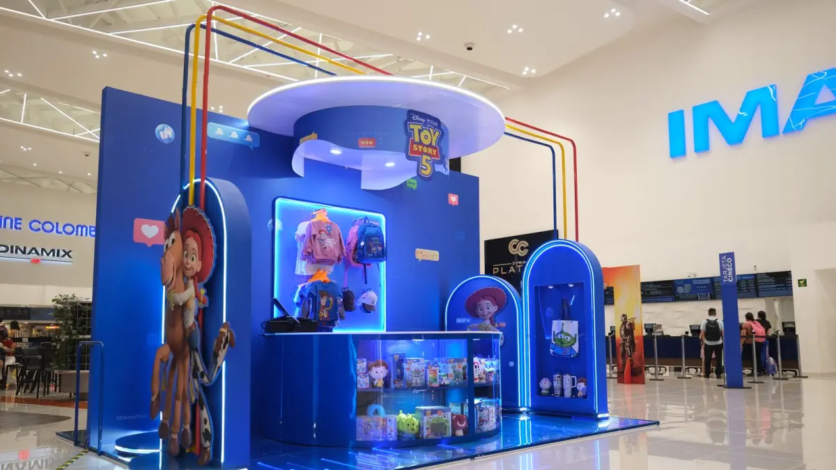 Centros comerciales se montan en la fiebre de la película Toy Story 5 para impulsar el tráfico de visitantes