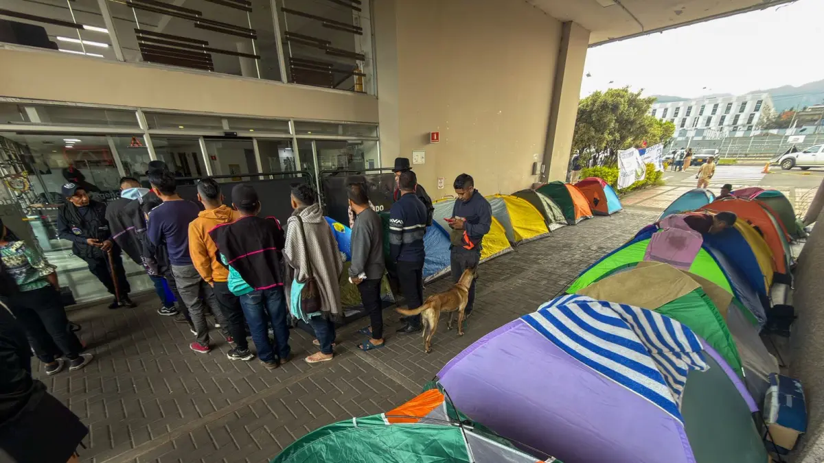 Indígenas Misak protestan frente a la Agencia Nacional de Tierras y exigen avances en compromisos al Gobierno Petro