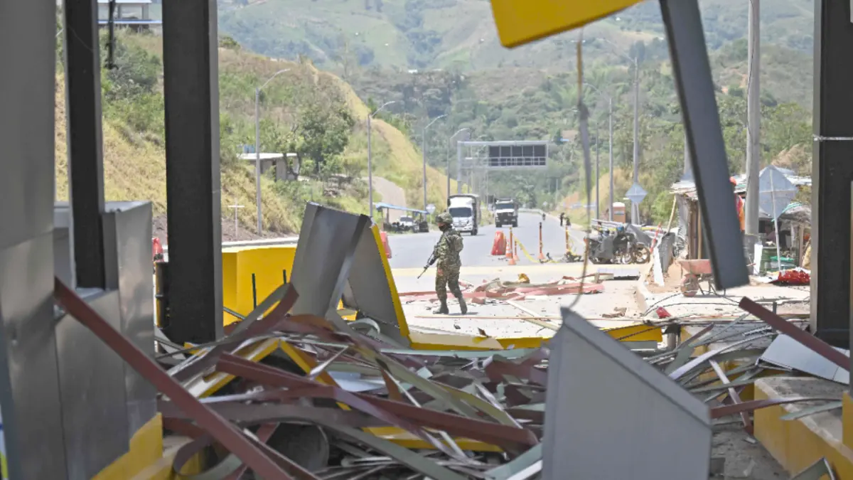 Atentado con explosivos destruye peaje en el Cauca tras posesión presidencial