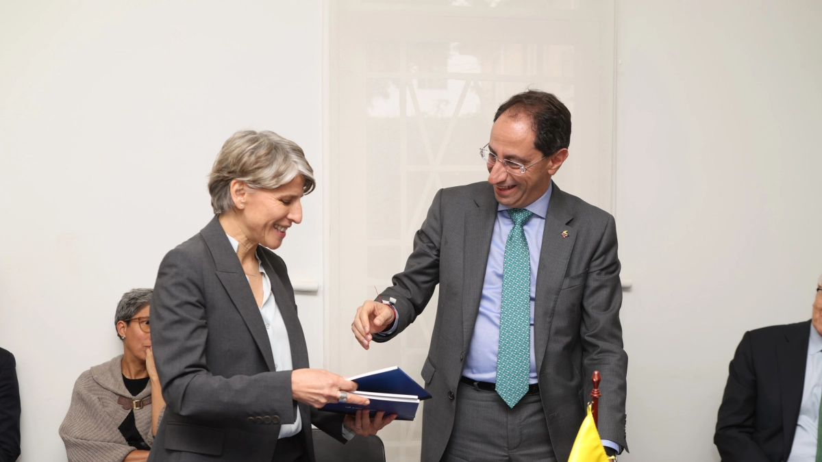Fedesarrollo presenta propuesta de plan fiscal con el que plantea reducir tasas de interés entre 250 y 300 puntos