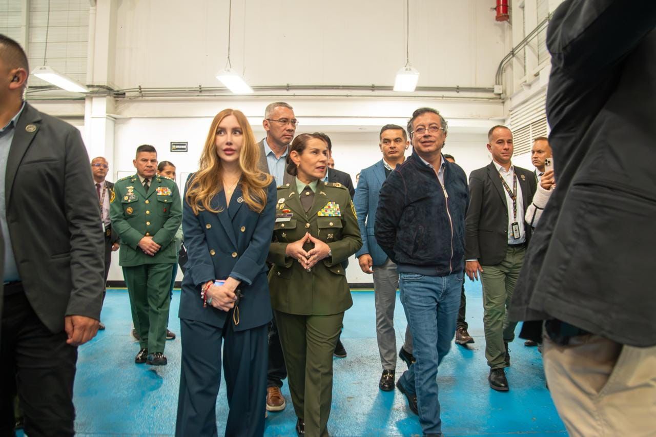 El presidente Gustavo Petro  y la  ministra de Comercio, Industria y Turismo, Diana Marcela Morales,