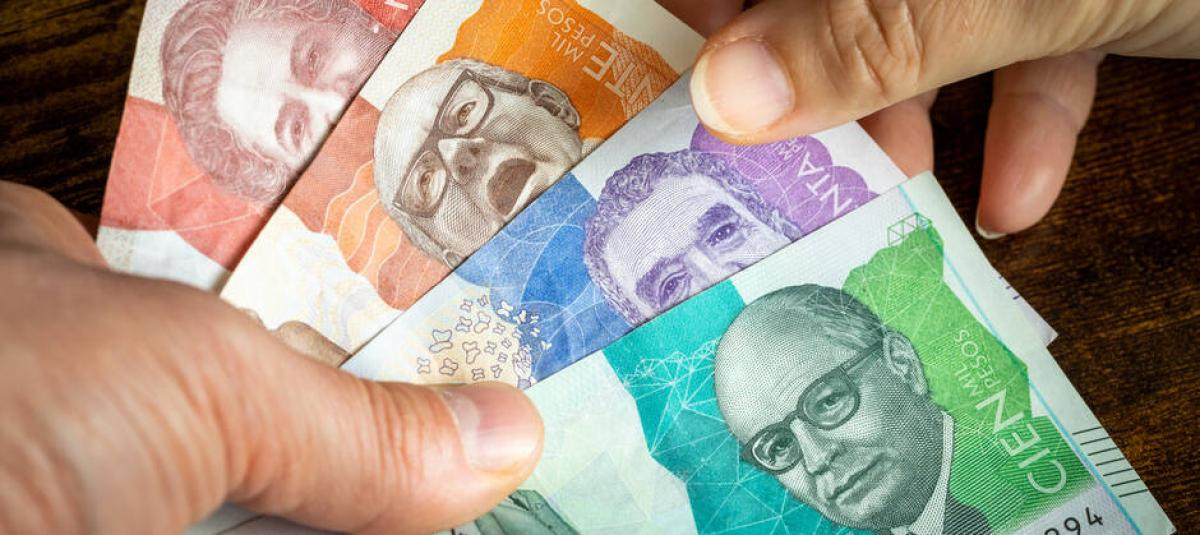 El peso colombiano lideró las caídas globales de monedas de este lunes