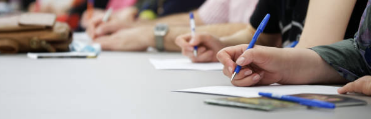 Colombia cuenta con dos certificados de educación media: Bachiller Académico y Bachiller Técnico.